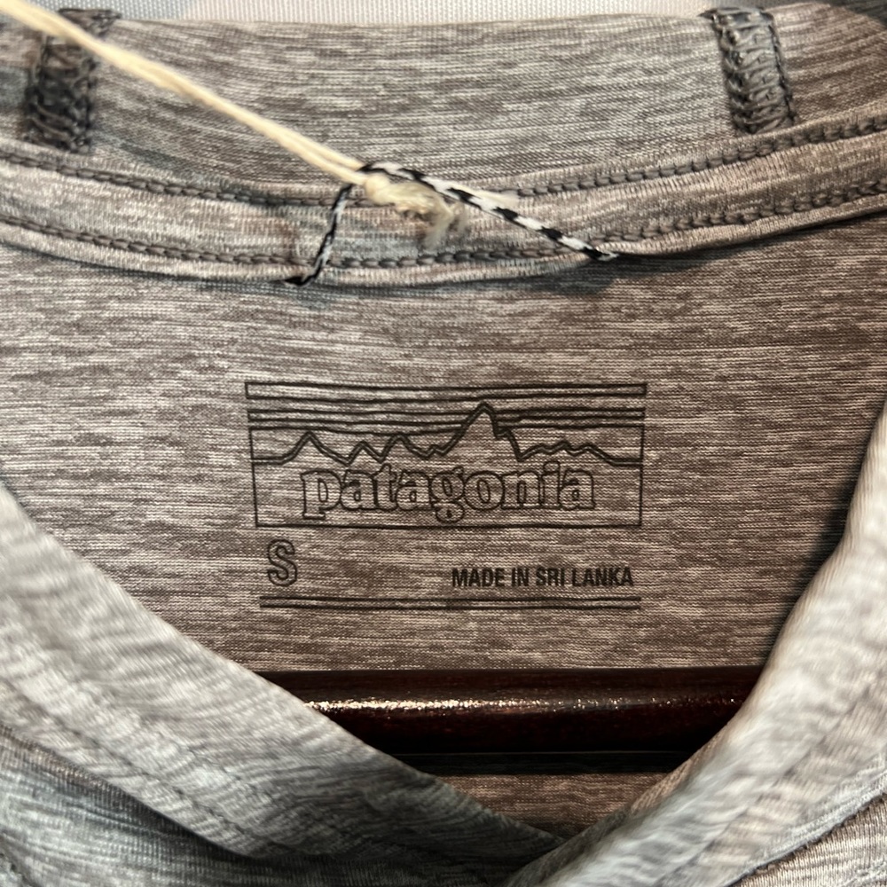 NWT Women's Rare Patagonia Graphic Hoodie - Picture 6 of 8
